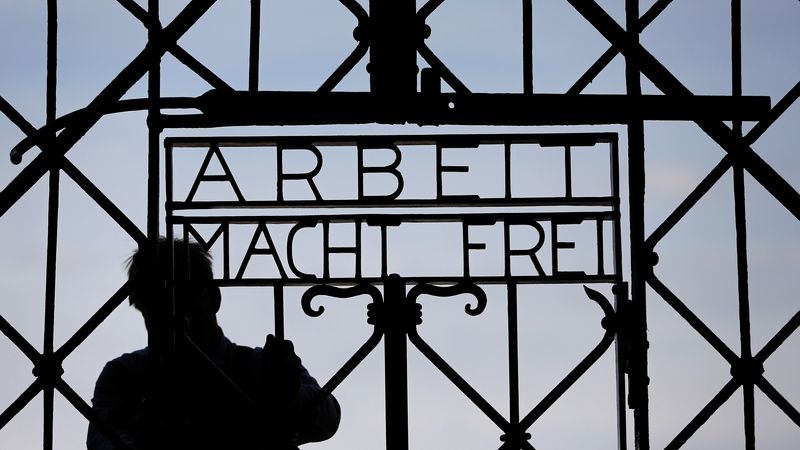 Norsk politi finner stjålet Arbeit macht frei-skilt fra Dachau-leiren