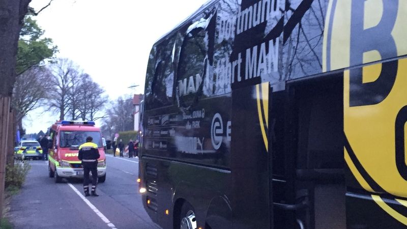 Poškozené okno autobusu německého fotbalového týmu Borussia Dortmund po explozi výbušniny zřejmě nastražené u cesty na stadion