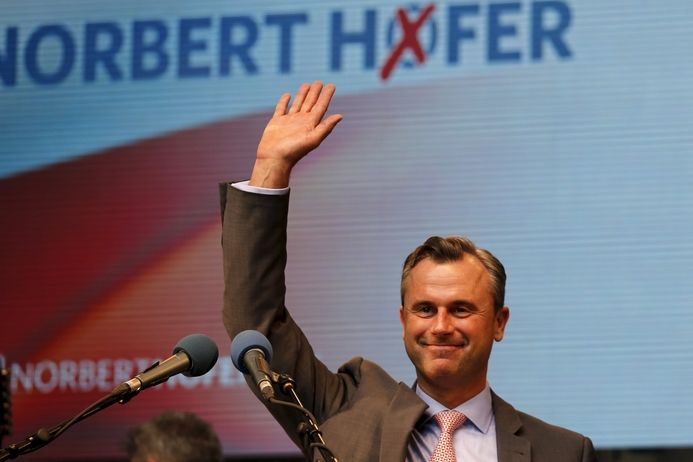 Kandidát Svobodných Norbert Hofer zřejmě zvítězí v prvním kole rakouských prezidentských voleb.