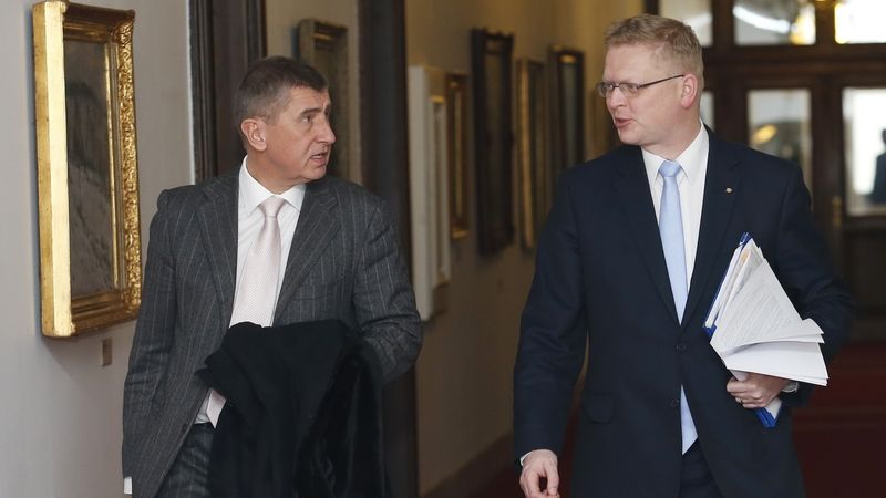 Vlevo na snímku ministr financí Andrej Babiš (ANO) a vicepremiér Pavel Bělobrádek (KDU-ČSL)