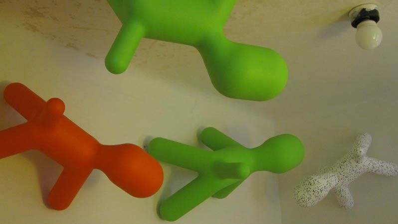Nevzhledný strop koupelny můžete zpestřit namontovanými plastovými zvířátky.