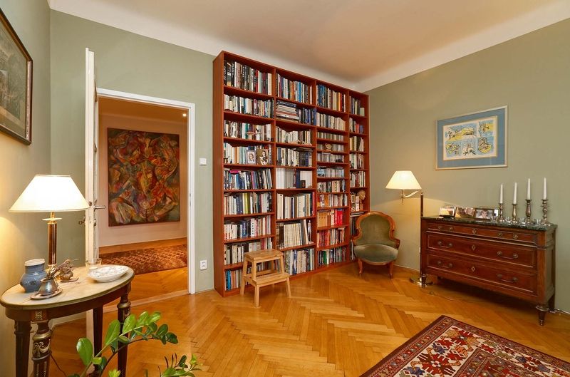 Pohodu obývacího pokoje určují starožitné kousky nábytku. A barvy vyladěné s obrazy Jaroslava Kláta na stěnách. 