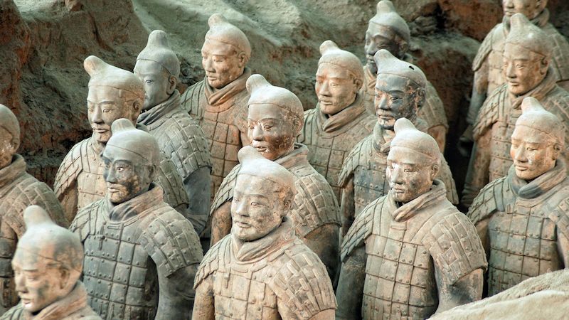 Je jich přibližně 6000 a někteří z nich váží 300 kg. Jak se jmenuje soubor soch vojáků v Mauzoleu prvního císaře dynastie Čchin?