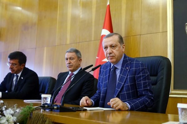 Turecký prezident Recep Tayyip Erdogan pořádá tiskovou konferenci v zasedačce Atatürkova mezinárodního letiště v Istanbulu