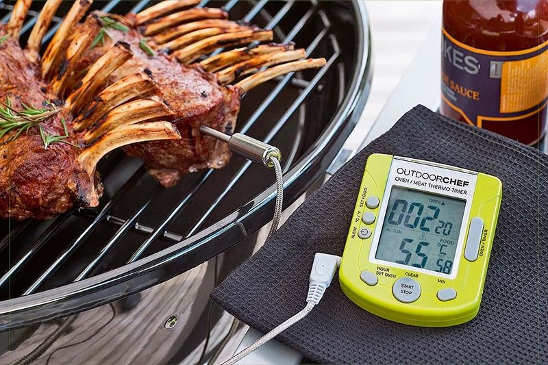 Vpichovací teploměr Outdoorchef Gourmet Check (1140 Kč) změří teplotu uvnitř masa i teplotu okolního prostředí. Na obě teploty si můžeme nastavit alarm. 