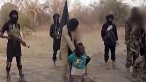Příslušníci Boko Haram nedávno po vzoru Islámského státu sťali dva rukojmí.