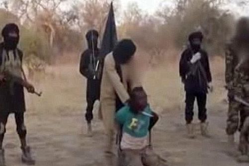 Video Boko Haram ukazuje muže na kolenou obklopeného maskovanými ozbrojenci.