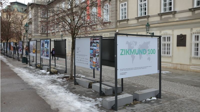 Výstava Zikmund 100 před budovou Studijní a vědecké knihovny Plzeňského kraje ve Smetanových sadech v Plzni