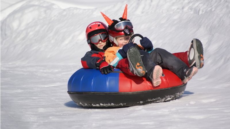 Snowtubing je oblíbená zimní zábava, v minulých letech ale pro její zprovoznění ve Ski areálu Razula nebylo dost sněhu.