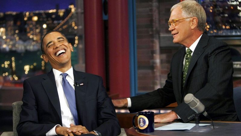 Barack Obama se směje v talk show Davida Lettermana 