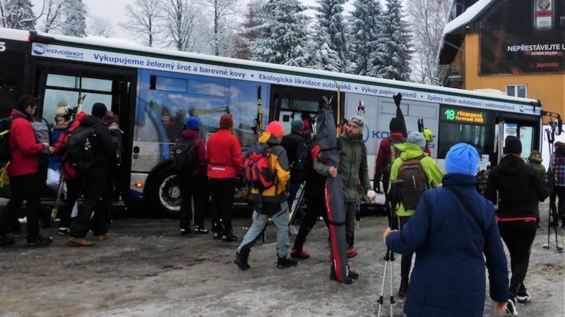 Městský autobus 18 doveze lyžaře do Bedřichova okolo kasáren