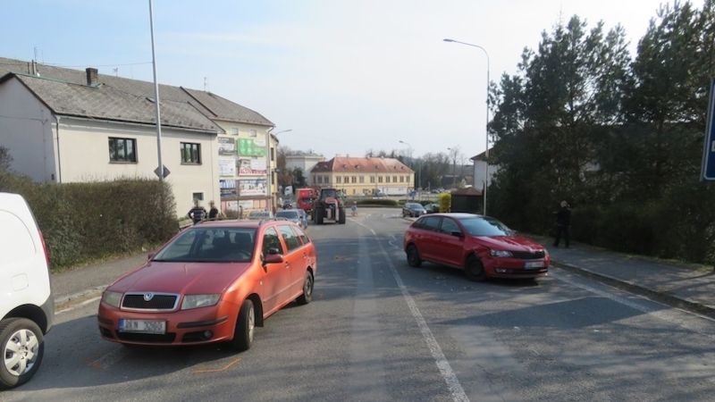 Choceňské nábřeží - místo, kde došlo ke střetu dvou osobních vozidel.