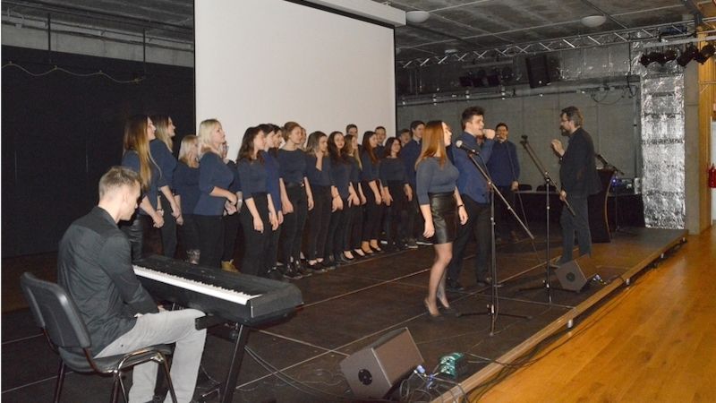 Ocenění učitelů v Ostravě. Učitelům zazpívali studenti Gymnázia Hladnov.