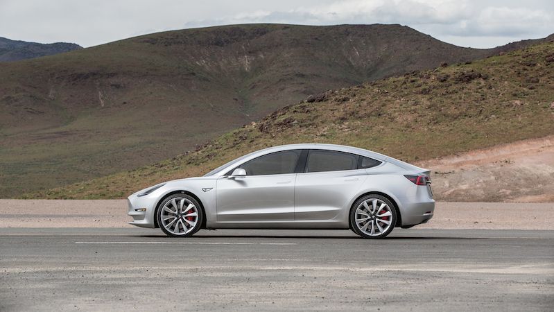 Majitelé vozů Tesla měli problém s odemykáním, aplikace totiž potřebuje internet