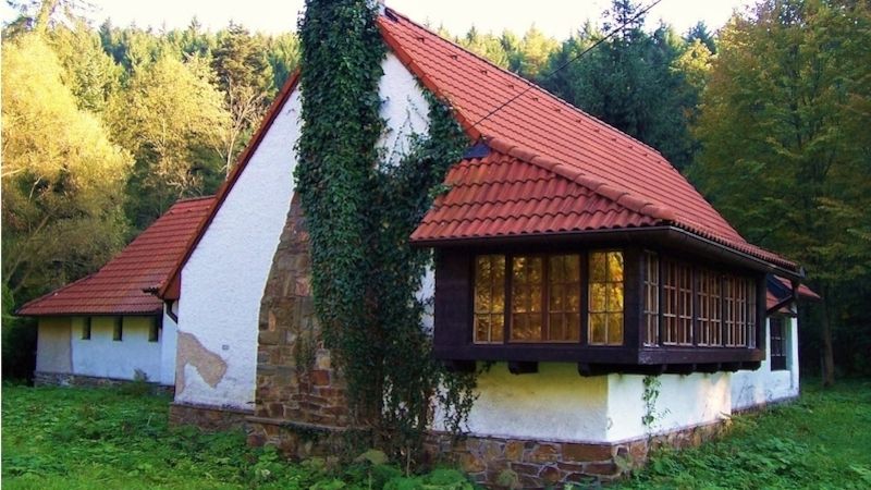 Slavná Werichova chata ve Velharticích, postavena v duchu Karafiátových Broučků v letech 1937 - 1938 