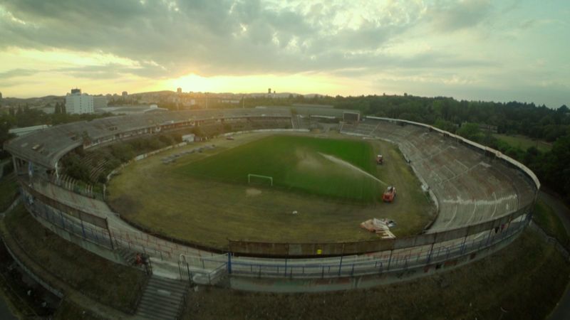 Šestnáctiletá dívka se opila na opuštěném stadionu v Brně. Skončila na ARO