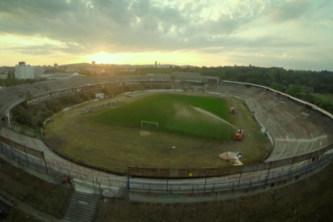 Šestnáctiletá dívka se opila na opuštěném stadionu v Brně. Skončila na ARO
