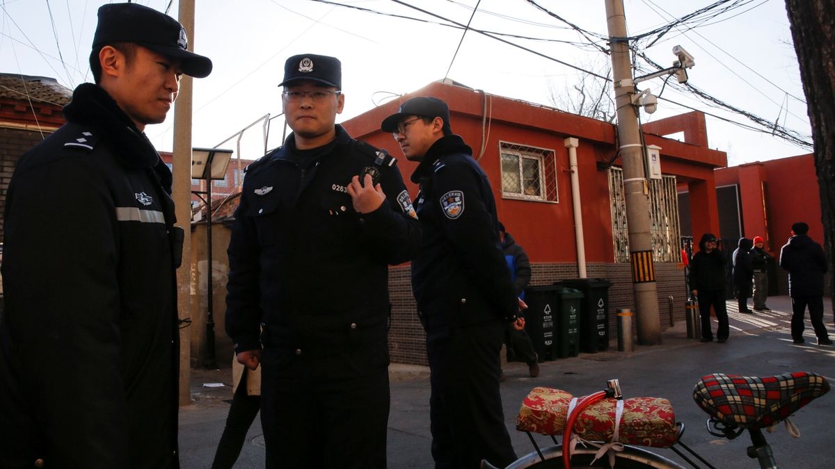 Čínští policisté na místě činu.