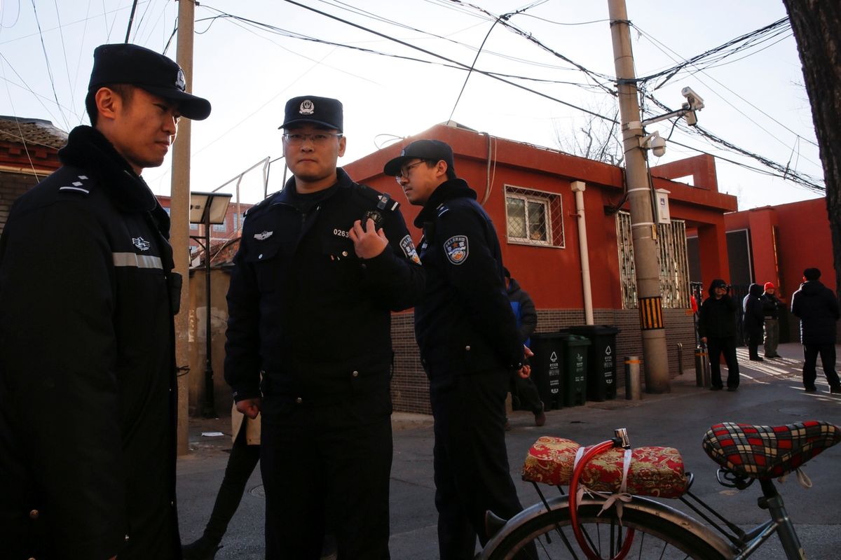 Čínští policisté na místě činu.