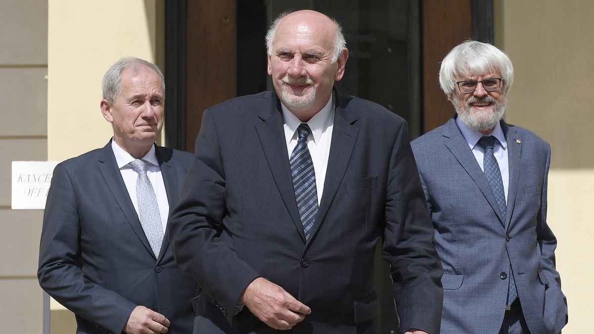 Předseda Nejvyššího správního soudu Josef Baxa (vlevo), předseda Ústavního soudu Pavel Rychetský (uprostřed) a předseda Nejvyššího soudu Pavel Šámal odcházejí ze setkání s prezidentem Milošem Zemanem na Pražském hradě.