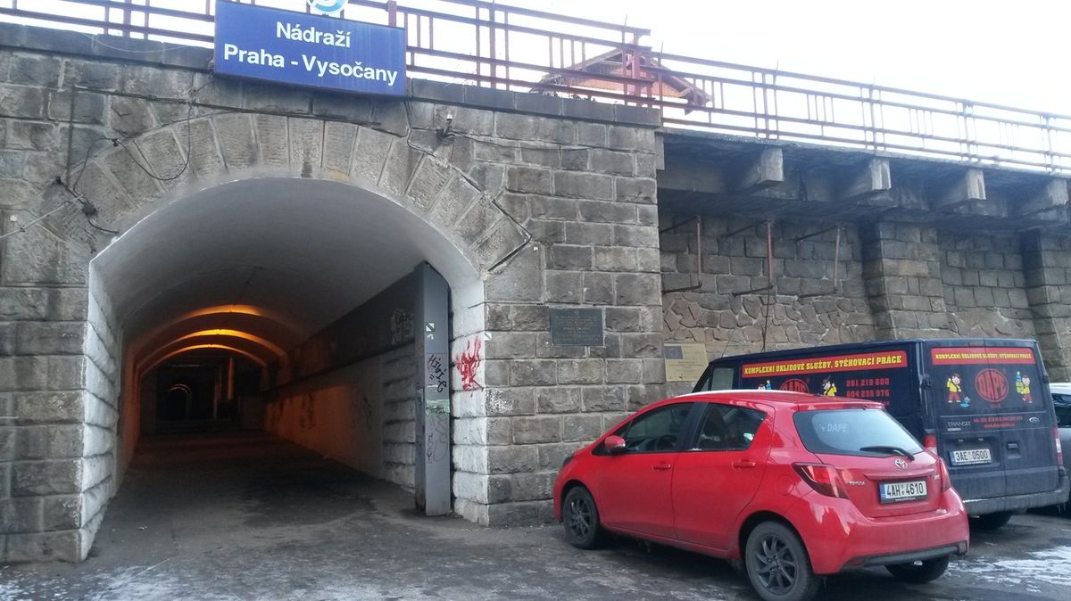 Na nádraží ve Vysočanech musí cestující přes nevzhledný podcgod