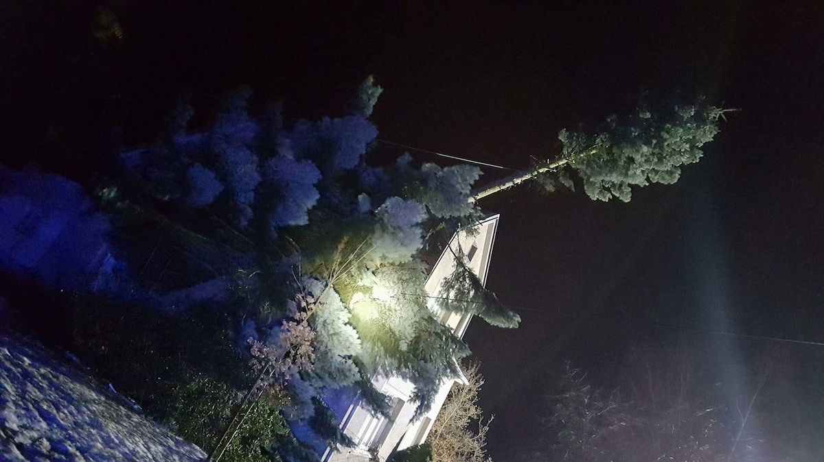 Strom spadl na dům v Červeném Kostelci