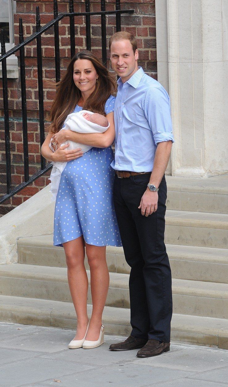 Princ William a vévodkyně Kate v šatech značky Jenny Packham po porodu prvorozeného prince George v roce 2013.