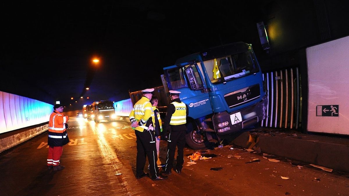 Nehoda nákladního auta a dodávky uzavřela Strahovský tunel, který je součástí pražského městského okruhu. 