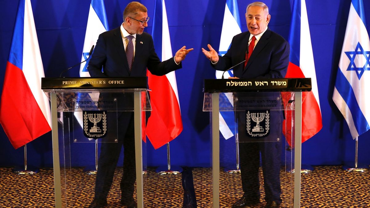Premiér Andrej Babiš (vpravo) s izraelským protějškem Benjaminem Netanjahuem na tiskové konferenci po společném jednání.