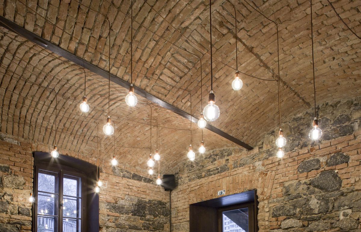 Architekti odhalili původní klenuté stropy seskládané z cihel. Jejich přirozeným doplňkem se pak ukázaly být žárovky zavěšené na měděných drátech.