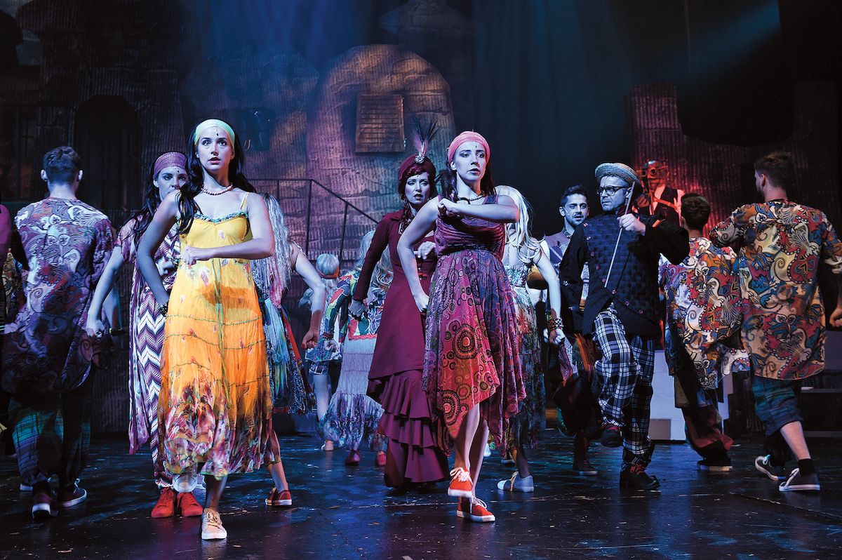 Tančí a zpívá (vpravo) v muzikálu Doktor Ox na volné motivy Julese Verna, který má na programu Divadlo Hybernia.