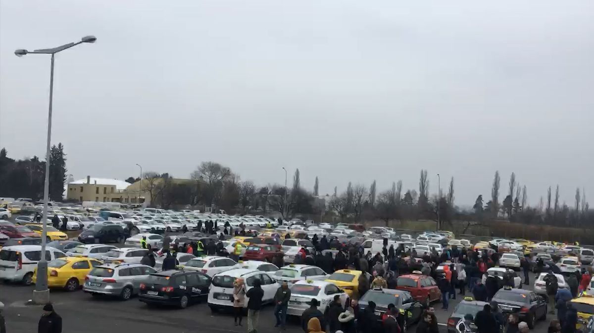 Protest taxikářů na Strahově 