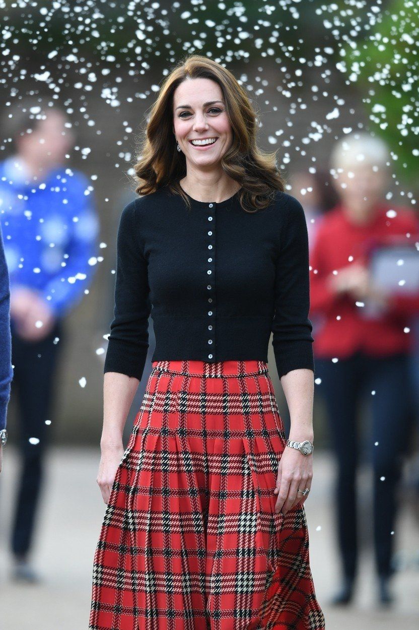 Jednoduchý propínací svetřík Kate ozvláštnila tartanovou sukní.
