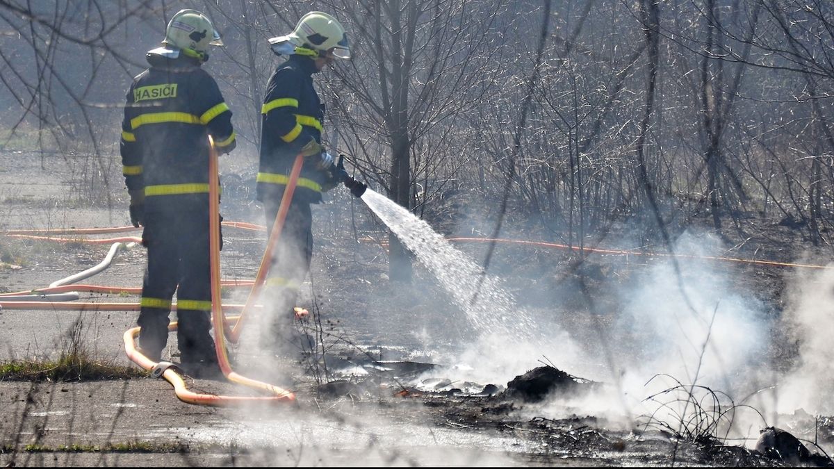 V Ostravě-Hrušově hasiči likvidovali požár trávy u železniční tratě. 