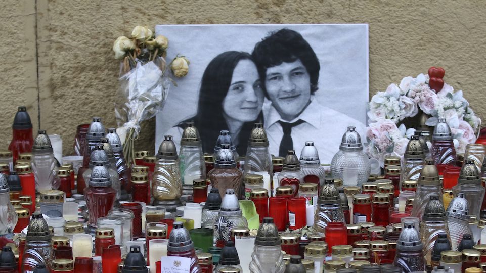 Svíčky u portrétu zavražděných Martiny Kušnírové a Jána Kuciaka na náměstí SNP v Bratislavě. 