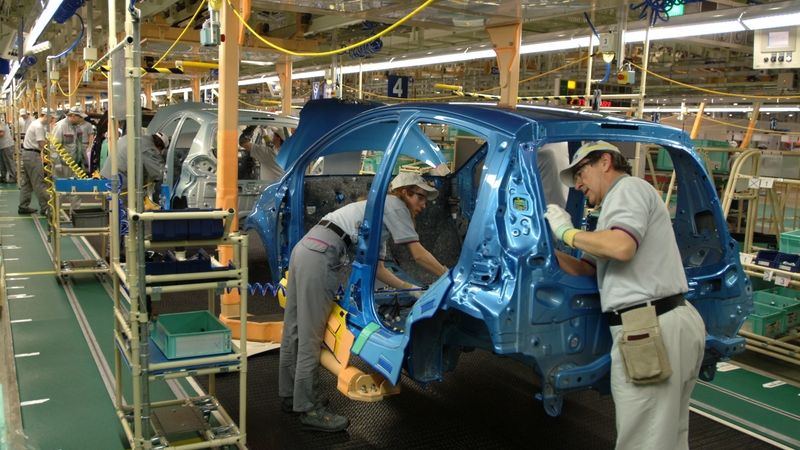 Výroba aut do listopadu kvůli nedostatku čipů meziročně klesla