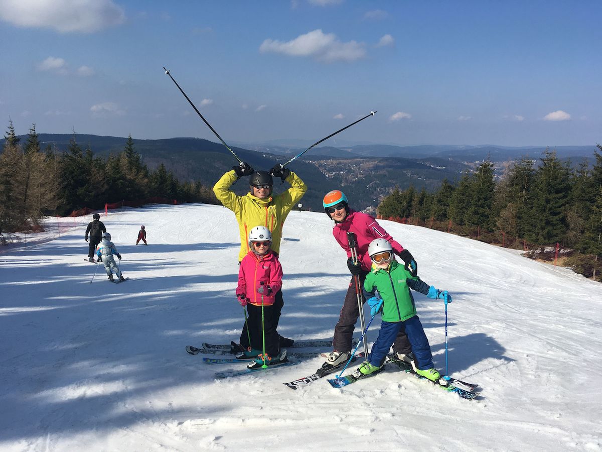 Děti milují hory - nadšeně lyžují.