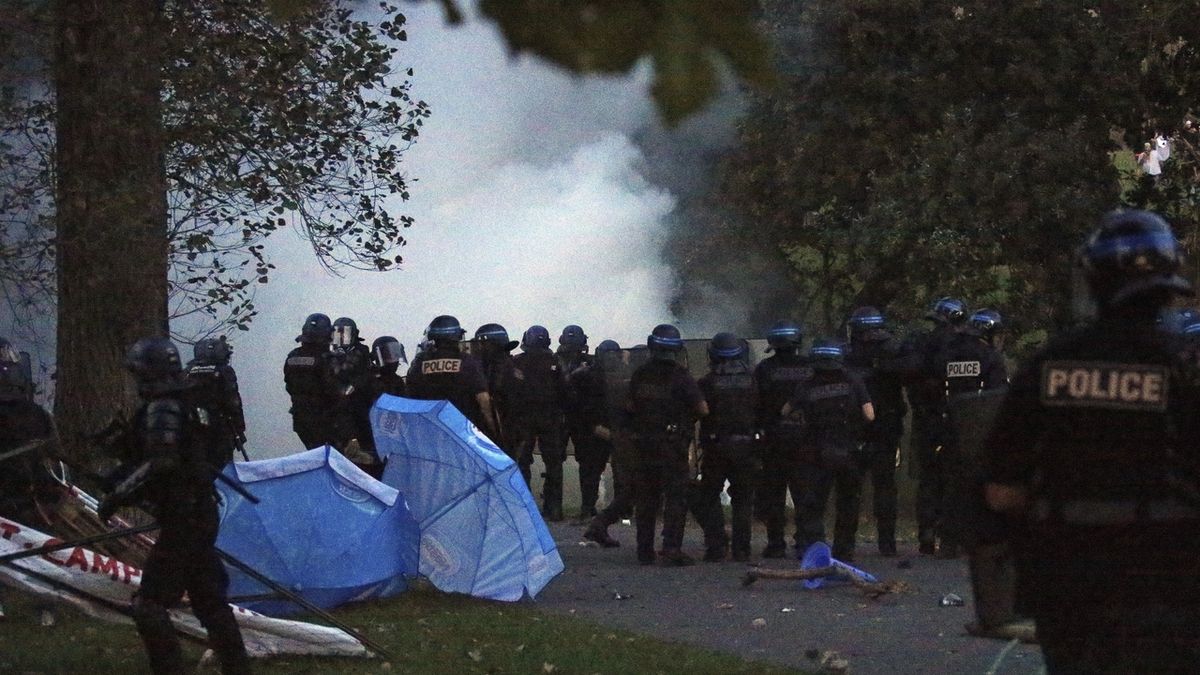 Francouzská police použila proti demonstrantům slzný plyn 