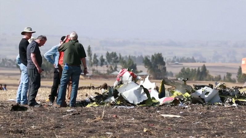 Vyšetřovatelé u trosek letadla v Etiopii