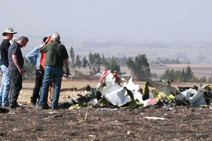 BEZ KOMENTÁŘE: Vyšetřovatelé zkoumají místo pádu etiopského letadla