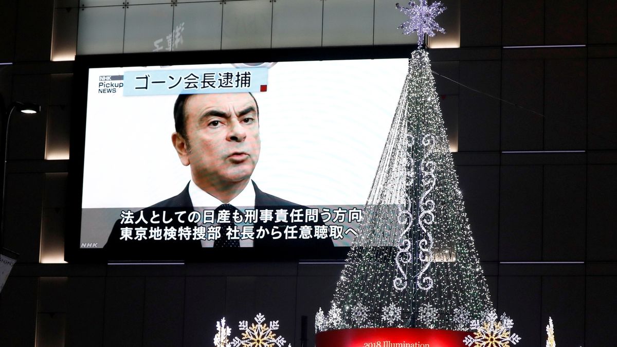 Reportáž o zatčení předsedy Nissanu a šéfa Renaultu Carlose Ghosna na pouliční obrazovce v Tokiu.