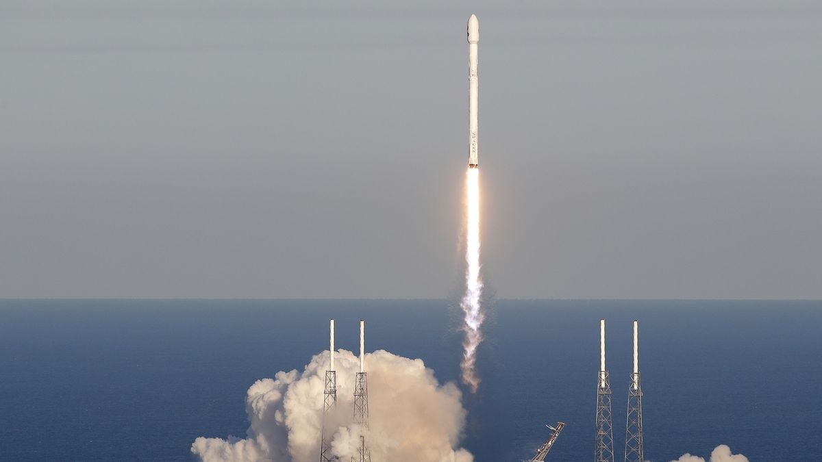 Z mysu Canaveral odstartovala raketa Falcon 9 společnosti Space X s vesmírným dalekohledem pro výzkum planet.