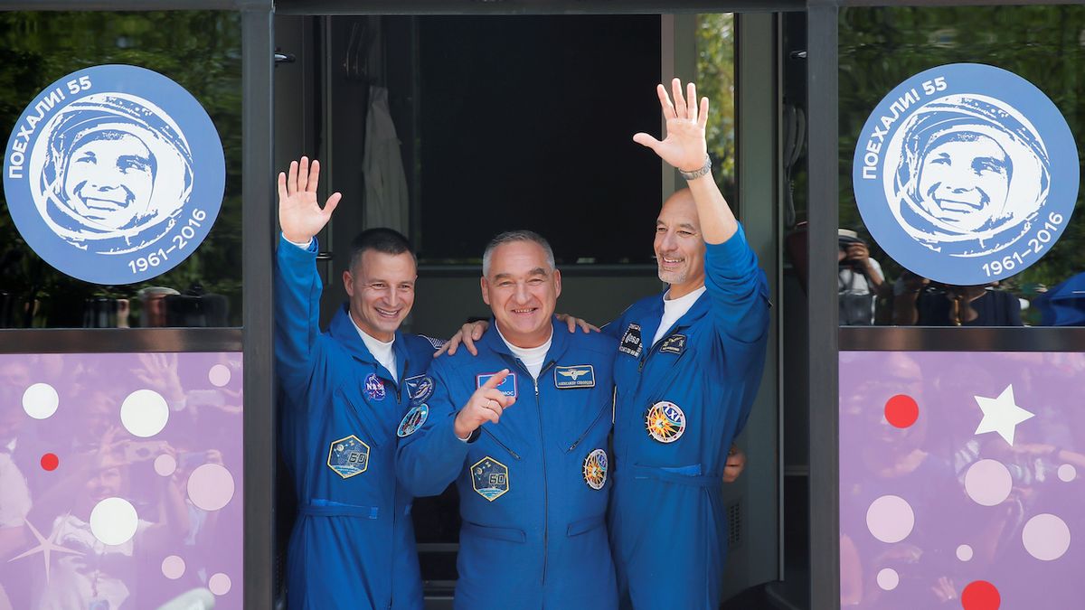 Na ISS míří nová posádka, zleva Drew Morgan, Alexandr Skvorcov a Luca Parmitano.