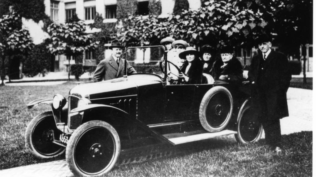 André Citroën (vlevo) u prvního auta své značky, typu A.