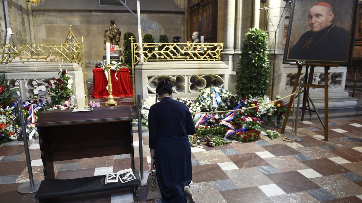 Žena poklekla u rakve s ostatky kardinála Berana před jejím uložením do sarkofágu