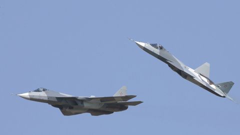 Rusko se chlubí zbrojními programy, ale výdaje na obranu snižuje (na snímku prototypy Su-57 na leteckém dnu).