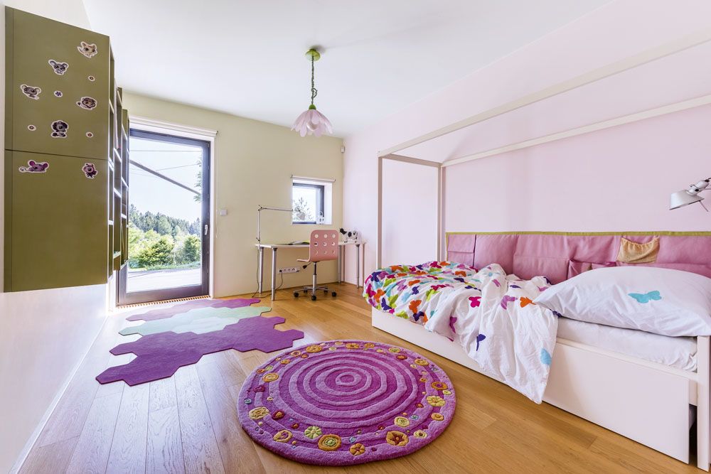 Pokoje syna a dcery jsou navrženy tak, aby měly výstup na terasu. Jsou vybaveny typovým nábytkem, který dětem vybírala majitelka s designérkou Kateřinou Doušovou.