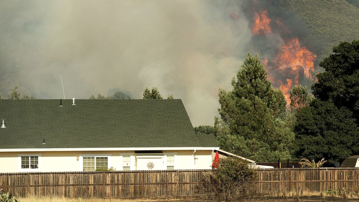 Lesní požáry ohrožují na severu Kalifornie několik stovek domů.