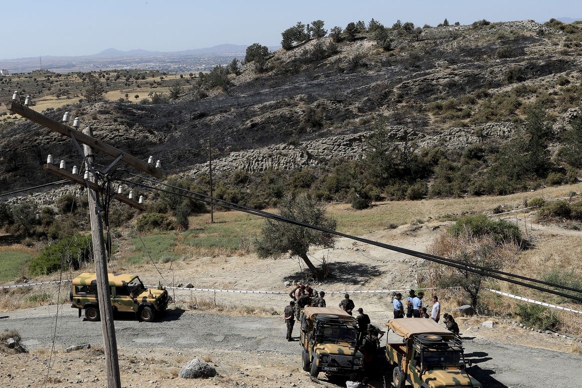 Turečtí vojáci u vesnice Taškent na severu Kypru kam dopadla ruská protiletadlová raketa 