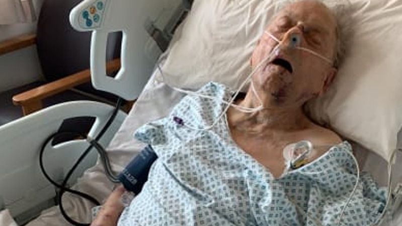 Lupiči ve Velké Británii přepadli osmadevadesátiletého válečného veterána, muž bojuje v nemocnici o život.